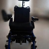 Carrozzina elettrica con poggiatesta