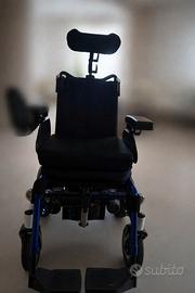 Carrozzina elettrica con poggiatesta