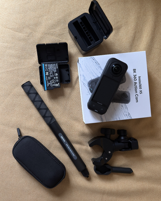 Insta360 X5 con accessori