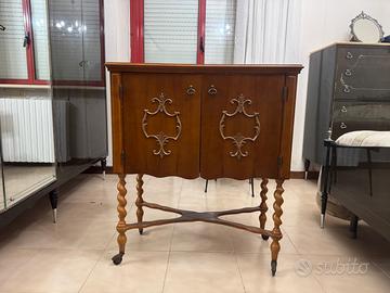 Mobile vintage in legno con intarsi