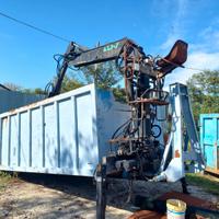 Cassa scarrabile con gru