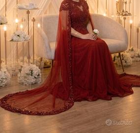 Abito da sera rosso elegante con mantella ricamata