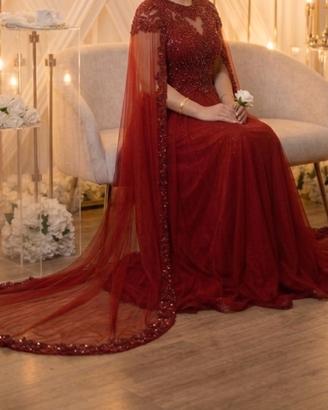 Abito da sera rosso elegante con mantella ricamata
