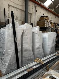 stock di serramenti in pvc bianco in massa nuovi