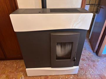 Stufa a pellet con collegamento impianto term.