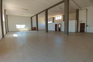 Capannone al 1° piano con bagno ufficio e 2 p auto