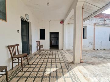 Casa singola con doppio cortile