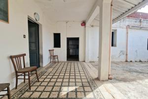 Casa singola con doppio cortile
