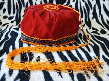 cappello greco con coda