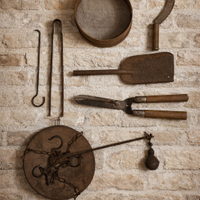 Collezione di arnesi antichi da lavoro