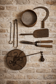 Collezione di arnesi antichi da lavoro