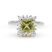 Anello in oro bianco con peridoto e diamanti