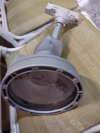 Faretti alogeni su binario alimentato