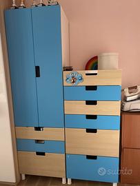 Cassettiera beige e azzurra a destra
