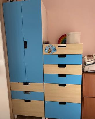 Cassettiera beige e azzurra a destra