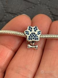 Charm Zampina con Osso pendente