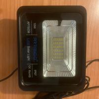 Faro con pannello solare