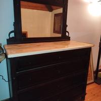 Comò a cassetti e specchio