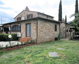 Casale ristrutturato con parco e piscina a poch...