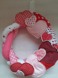 Cuscino tondo e intreciato con cuoricini