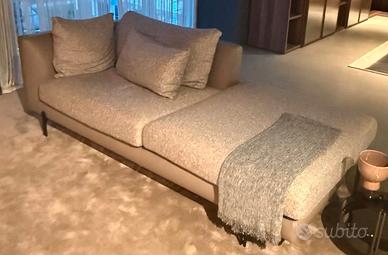 Divano Loveseat con pouf