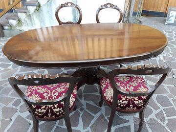 Elegante tavolo con sedie