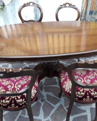 Elegante tavolo con sedie