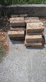 Blocchi rettangolari in pietra di tufo