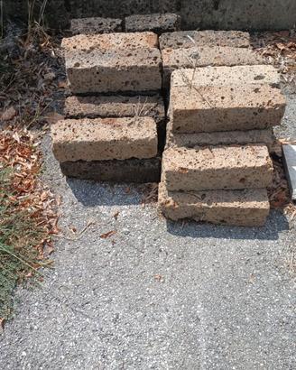 Blocchi rettangolari in pietra di tufo