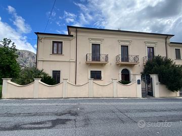 Frascineto (Cs) Villa con garage e giardino