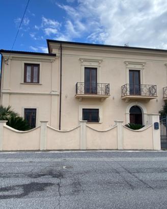 Frascineto (Cs) Villa con garage e giardino