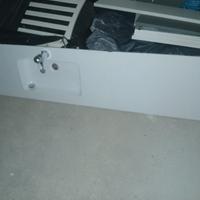 mobile bagno con specchio lavandino e rubinetteria