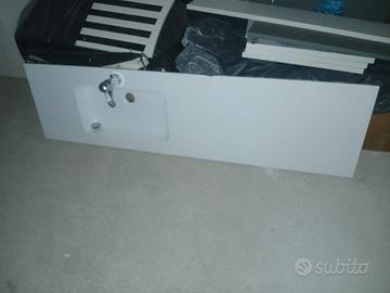 mobile bagno con specchio lavandino e rubinetteria