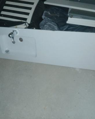 mobile bagno con specchio lavandino e rubinetteria