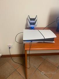 PlayStation 5 a disco con tre dischi e lo zaino