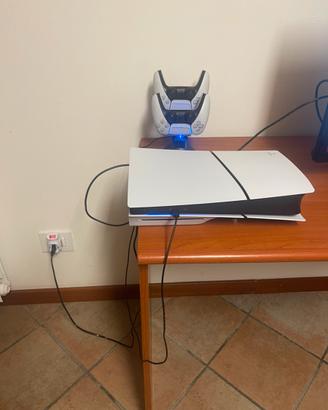 PlayStation 5 a disco con tre dischi e lo zaino