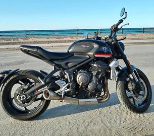 Triumph Trident 660 con scarico Spark