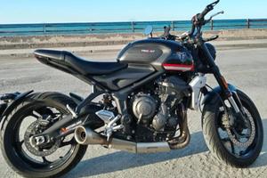 Triumph Trident 660 con scarico Spark
