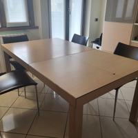 Tavolo Poliform e 4 sedie Desalto in cuoio