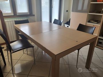 Tavolo Poliform e 4 sedie Desalto in cuoio