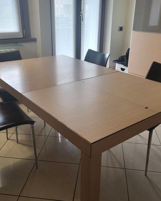 Tavolo Poliform e 4 sedie Desalto in cuoio