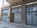 via-la-farina-locale-con-tre-vetrine-su-strada