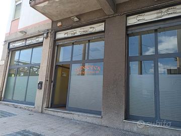 Via La Farina, locale con tre vetrine su strada
