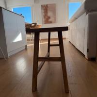 Banco de madera de olmo. Disponible en Zara Home