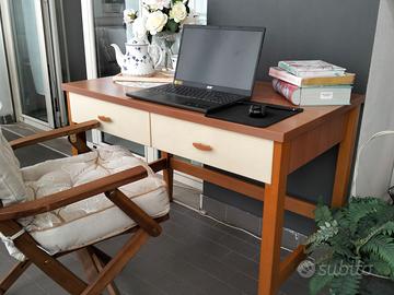 Due scrivanie in legno con piano laminato lavabile