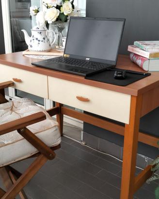 Due scrivanie in legno con piano laminato lavabile