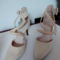 Tacchi giallo pastello con stringhe