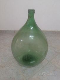 Antica damigiana in vetro verde.