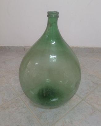 Antica damigiana in vetro verde.