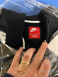 Tech Nike nera nuova sigillata